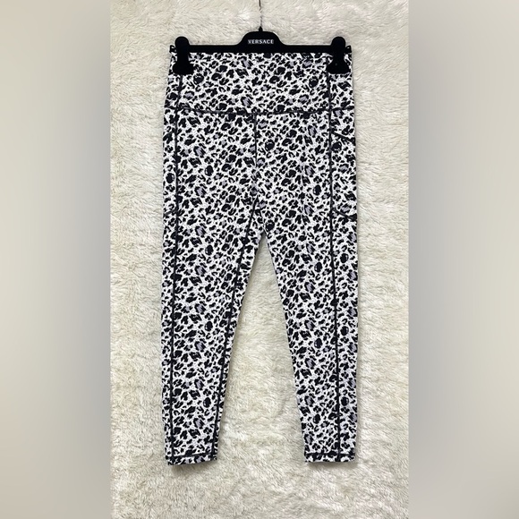 Zyia Active Snow Leopard Pocket Brilliant High Rise Leggings - Picture 3 of 11